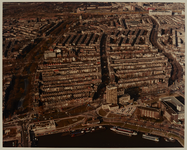 1983-376a Luchtopname van de wijk Middelland, tussen de Heemraadssingel en de 's-Gravendijkwal vanuit het zuiden. Op de ...
