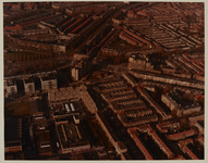 1983-3873 Luchtopname van de Dordtsestraatweg, met links het Verzamelgebouw Rotterdam-Zuid aan de Motorstraat bij het ...