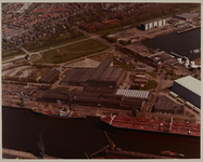 1984-1273 Luchtopname van de scheepswerf van Wilton-Fijenoord aan de Wiltonhaven in Schiedam. Op de achtergrond rechts ...