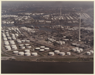 1984-1297 Luchtopname van de Shell Nederland Raffinaderij op de Vondelingenplaat, met in het midden de 1e ...
