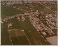1984-1323 Luchtopname van het dorp Hekelingen, met in het midden van links naar rechts de Dorpsstraat, en verderop ...