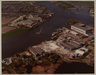 1984-1338 Luchtopname van de IHC Smit scheepswerf op de hoek van de rivier de Noord en de Lek bij Alblasserdam, met op ...