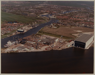 1984-1344 Luchtopname van het terrein van de scheepswerf IHC in de Stormpolder bij Krimpen aan den IJssel, met op de ...