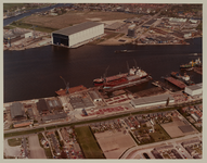 1984-1346 Luchtopname van scheepswerven aan de Nieuwe Maas te IJsselmonde en aan de overzijde te Krimpen aan den IJssel ...