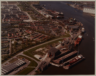 1984-1351 Luchtopname van de scheepswerven van Boele-Bolnes aan de Nieuwe Maas in de Gemeente Ridderkerk. Op de ...