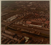 1984-749 Luchtopname van het Noorderkanaal bij het viaduct Rozenlaan links, en verderop de RET-garage. Rechts een ...