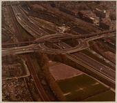 1984-770 Luchtopname van het Schieplein uit het westen, met rechts het Noorderkanaal en parallel de Gordelweg. In het ...