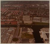 1984-778 Luchtopname van de Delfhavensche Schie met de Spaanse Brug, en rechts de Pelserthaven. Op de voorgrond de ...