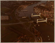 1985-1875a Luchtopname van de stormvloedkering en de Algerabrug bij de Hollandse IJssel tussen Capelle en Krimpen. Op ...