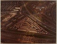 1985-1925a Luchtopname van het Witte Dorp, tussen de Schiedamseweg (onderaan) en de Tjalklaan (achteraan). In het ...