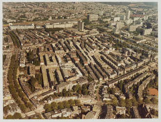 1985-72 Luchtopname van de woonwijk het Oude Westen, met links de 's-Gravendijkwal, op de voorgrond de hoek van de ...