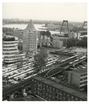 1986-368 Zicht vanaf de toren van de Sint-Laurenskerk tijdens de weekmarkt op de Kolk en de Binnenrotte. Aan de ...