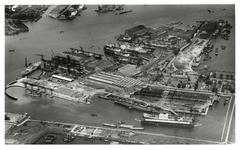 1987-143 Luchtopname van de scheepswerf van de Rotterdamsche Droogdok Maatschappij, op de voorgrond de Heysehaven. Uit ...