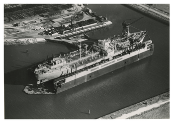 1987-144 Luchtopname van het schip C.J. Hambro in het Prins Bernharddok bij de Rotterdamsche Droogdok Maatschappij in ...