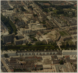 1987-2194 Luchtopname van de wijk Crooswijk, met op de voorgrond links de Goudse Rijweg, verderop de Sophiakade en ...