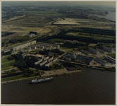 1988-1036 Luchtopname van De Esch, met het voormalige terrein van de Drinkwaterleiding (DWL), en op de voorgrond de ...