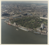 1988-1056 Luchtopname van Het Park en de Parkhaven, met op de voorgrond kermis aan de Parkkade en vooraan de Nieuwe ...