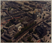 1988-1218 Luchtopname van de omgeving van de Laurenskerk aan het Grotekerkplein, met in het midden het spoorwegviaduct ...
