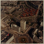 1988-730 Luchtopname van het Hofplein en omgeving, met links de gebouwen van Shell aan de Schiekade, rechts het ...