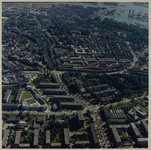 1988-764 Luchtopname van het westelijk deel van Schiedam, met op de voorgrond de Burgemeester Honnerlage Gretelaan, en ...