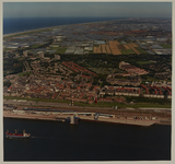 1988-816 Luchtopname van het dorp Hoek van Holland, met op de voorgrond de aanlegsteiger voor Harwichboten, en verderop ...