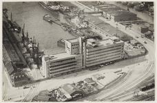 1993-3022 Luchtfoto van de voorgevel en het dak van het hoofdgebouw van de Coöperatieve Groothandelsvereeniging De ...