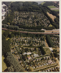 1995-548 Luchtopname van het volkstuinencomplex De Zandweg (voorgrond) bij de Kromme Zandweg in het Zuiderpark in ...