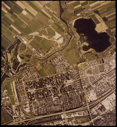 2000-1131 Verticale luchtopname van het oostelijk deel van de stad Rotterdam, met onderaan de wijken Ommoord (links) en ...