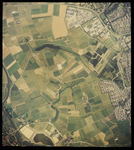 2000-1138 Verticale luchtopname van het grondgebied van de gemeente Bernisse, met links de Bernisse (rivier) en rechts ...