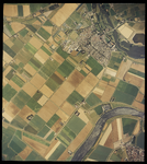2000-1139 Verticale luchtopname van het dorp Zuidland (bovenaan), met rechts daarnaast de rivier Bernisse en het ...