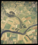 2000-1140 Verticale luchtopname van Zuidland (linksboven) met daarnaast het recreatiegebied de Stompaardse Plas en de ...
