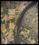 2000-1146 Verticale luchtopname van de rivier de Oude Maas, met linksboven Spijkenisse en links onderaan het bassin van ...