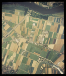 2000-1155 Verticale luchtopname van het grondgebied van de gemeente Binnenmaas, met bovenaan de rivier de Oude Maas, ...