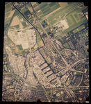 2000-1161 Verticale luchtopname van Rotterdam met in het midden Overschie met de buurt Schieveen, en rijksweg 13 (A ...