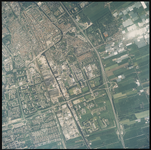2000-273 Verticale luchtopname van Delft, met links de wijk Voorhof en bovenaan het Westerkwartier, en in het midden de ...