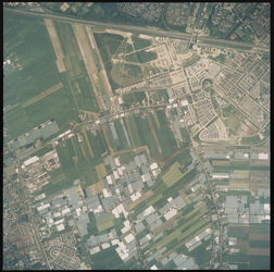 2000-275 Verticale luchtopname van Zoetermeer (rechtsboven) en Pijnacker (linksonder), met in het gebied daartussen ...