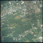 2000-276 Verticale luchtopname van Pijnacker (rechtsboven), met rechts de nieuwe wijk Klapwijk met bijzondere vorm, ...