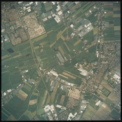 2000-277 Verticale luchtopname van Pijnacker (linksboven), met de wijk Klapwijk in bijzondere vorm en Berkel en ...