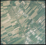 2000-284 Verticale luchtopname van Zevenhuizen, met bovenaan rechts een gedeelte van rijksweg A 12 (bovenaan), ...