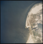 2000-286 Verticale luchtopname van de Maasvlakte met links de Noordzee. Rechts van boven naar beneden de Maasmond, de ...