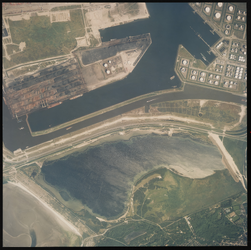 2000-292 Verticale luchtopname van de Maasvlakte in Rotterdam met linksboven de Mississippihaven en Hartelkanaal, en ...