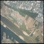 2000-294 Verticale luchtopname van Rotterdam met linksboven Hoek van Holland, en rechts de N 20 (Maasdijk) langs de ...