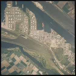 2000-296 Verticale luchtopname van Europoort met van boven naar onder de Nieuwe Waterweg (rechtsboven), het ...