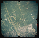 2000-303 Verticale luchtopname van Vlaardingen met wijk Holy-Noord (linksonder) en Schiedam met wijken Woudhoek en ...