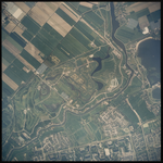 2000-317 Verticale luchtopname van Rotterdam, met rechtsboven de Rotte, die naar onderen kronkelt, en het buurtschap de ...