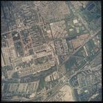 2000-320 Verticale luchtopname van Rotterdam met linksboven het Lage Land, en eronder Prinsenland. Rechts van de ...