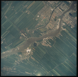 2000-323 Verticale luchtopname van Moordrecht (rechtsboven) en Gouderak (rechts), en ertussen de Hollandsche IJssel. ...