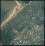 2000-327 Verticale luchtopname van Oostvoorne (rechts), met linksboven het strand, de duinen en recreatiegebieden. ...