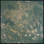 2000-328 Verticale luchtopname van Oostvoorne met de recreatieparken Kruiningergors (boven), Mildenburgbos ...