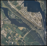 2000-332 Verticale luchtopname van Europoort, met rechtsboven de 7e Petroleumhaven en rechts naar onder het ...
